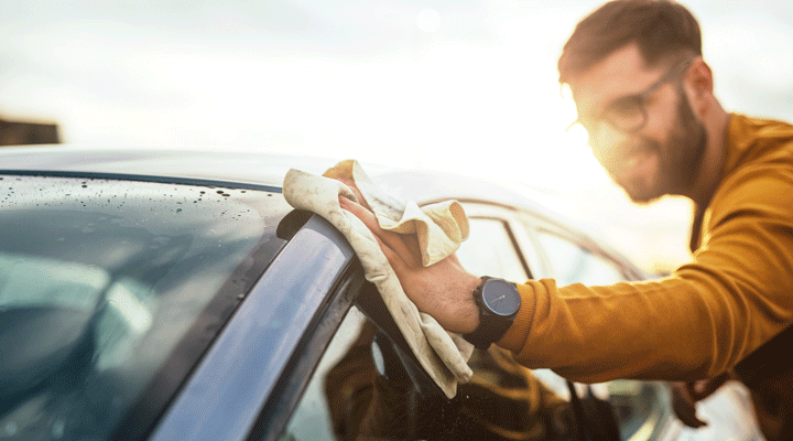 Condutor faz limpeza do carro para assegurar a sua boa manutenção