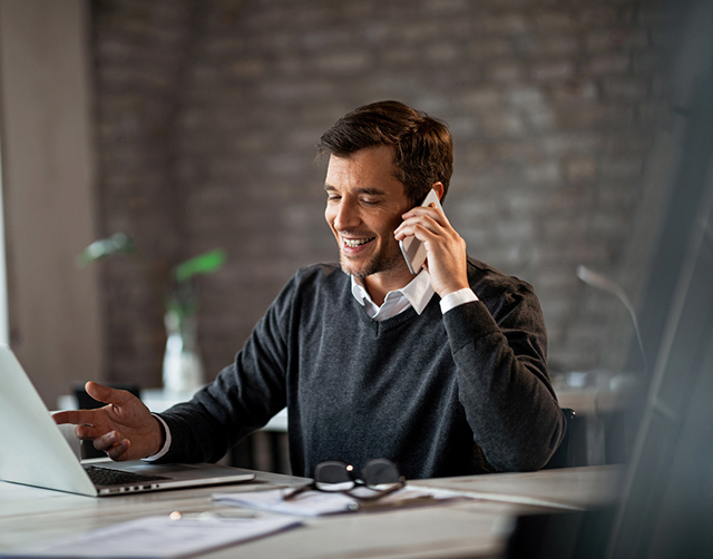 Homem contrata seguros online e fala com o serviço de apoio ao cliente