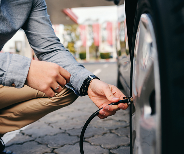 testar pressão de ar nos pneus para condução segura