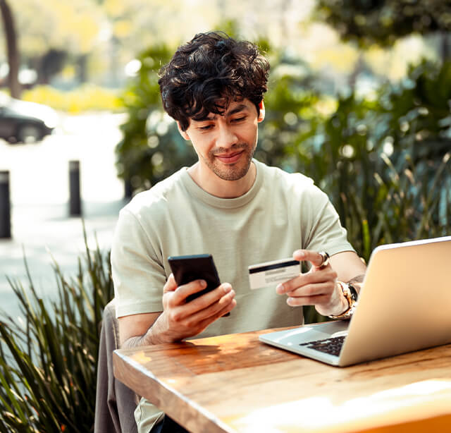 Senhor a fazer pagamento online