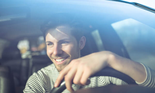 Senhor com pagamento de seguro anual