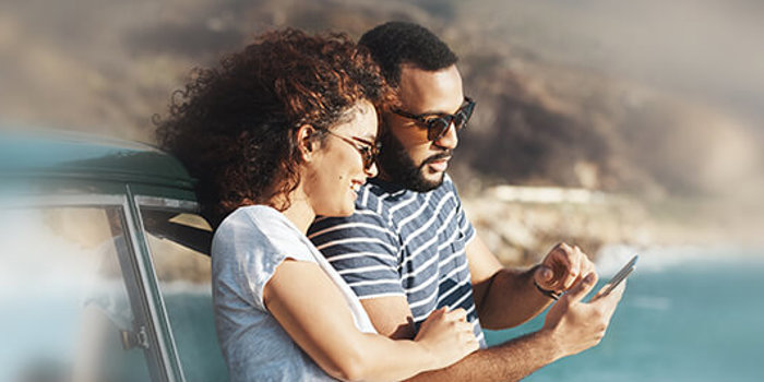 Casal a ver seguro pela matrícula