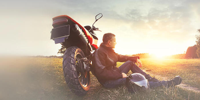 Senhor com seguro moto