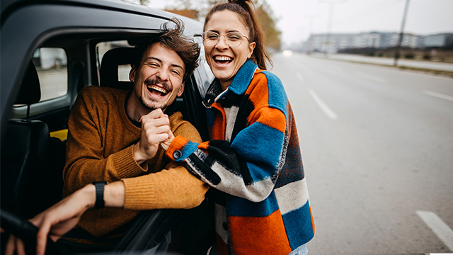 Dois amigos celebram a campanha da Seguro Directo "Amigo Traz Amigo" que permite uma poupança conjunta no Seguro Auto