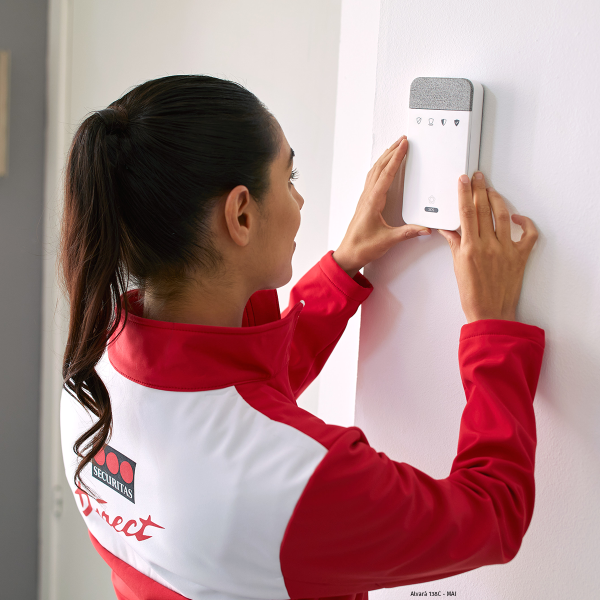 Funcionária faz instalação de painel de controlo da Securitas, marca parceira do Cartão de Desconto Seguro Directo