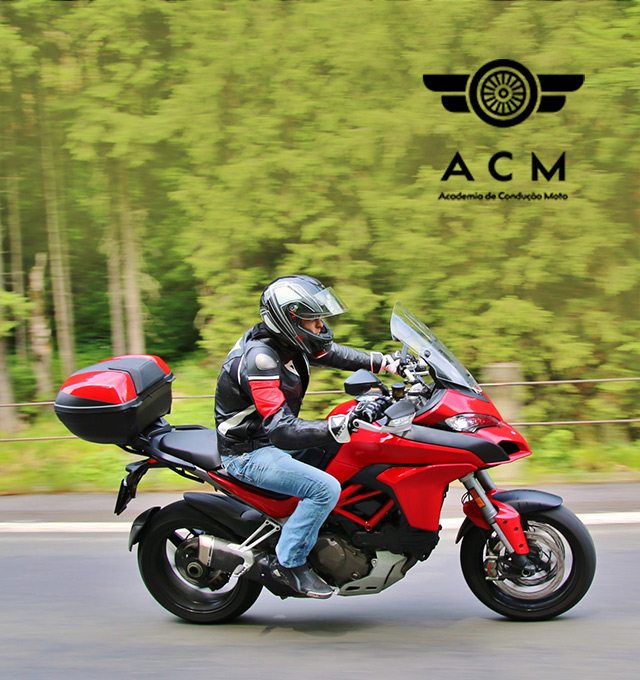 homem a conduzir moto acm