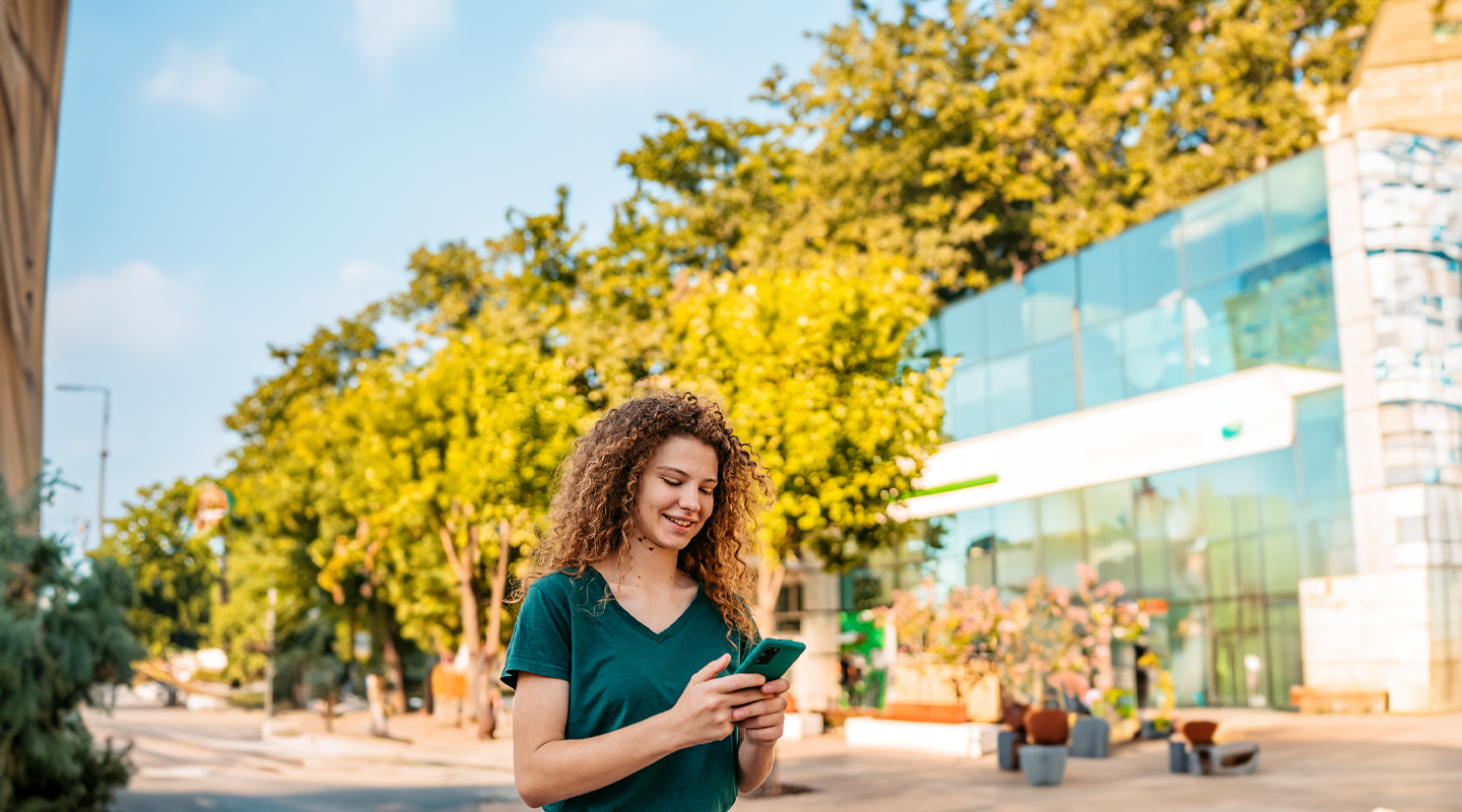 Jovem mulher utiliza a aplicação mobile e-segurnet para atualizar dados e participar acidentes