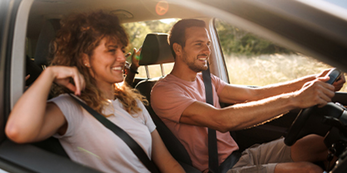 Casal de jovens faz viagem no seu carro após contratar um seguro automovel mais barato