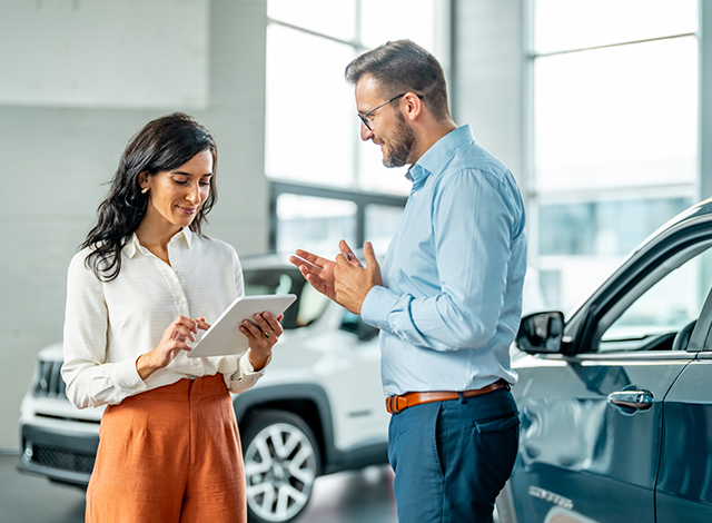 Comprador e vendedor realizam o registo de propriedade de um veículo 