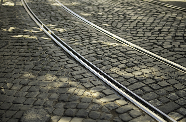 Principais fatores de risco para motociclistas: carris eléctricos na calçada