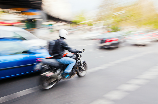 Principais fatores de risco para motociclistas: ultrapassagem de outros veículos