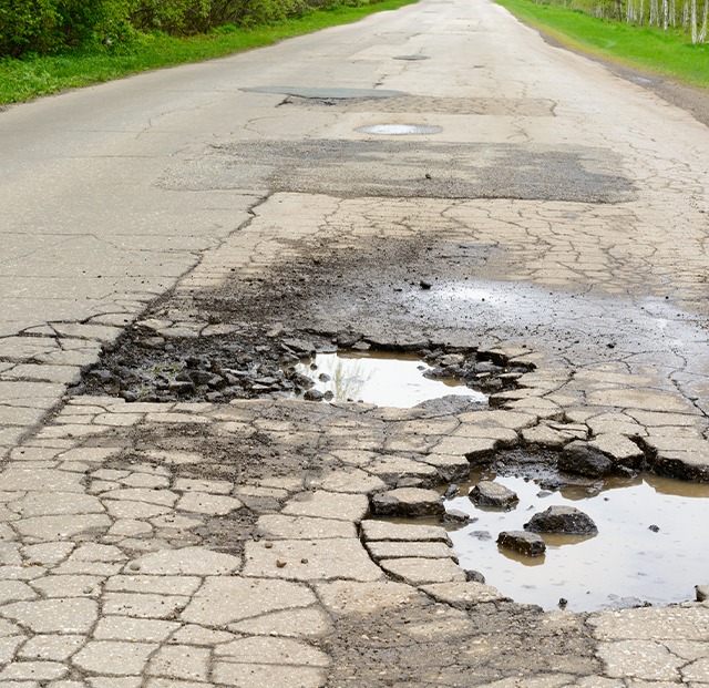 Principais fatores de risco para motociclistas: pavimento em mau estado e buracos na estrada
