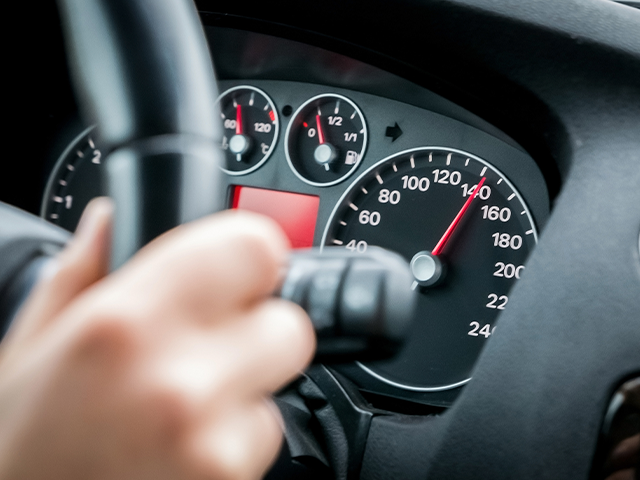 Mostrador de velocidade do carro a 140km/h