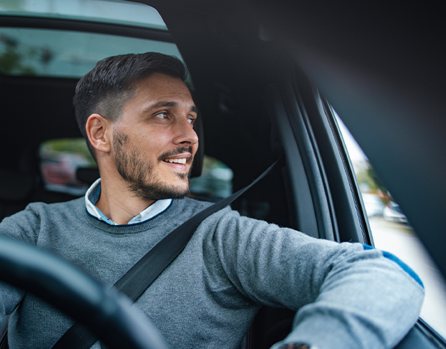 Homem dentro de um automóvel - os fatores do condutor influenciam a prevenção de acidentes
