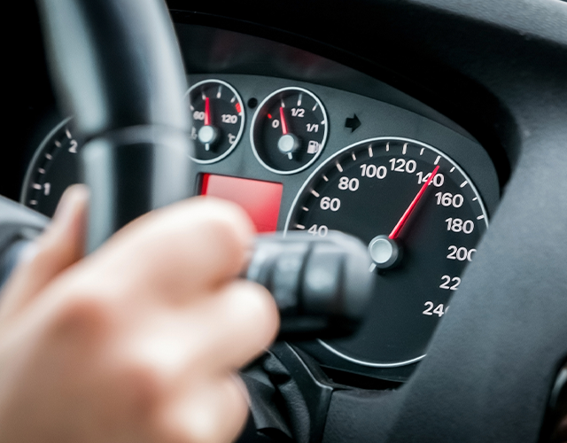 Velocímetro de veículo automóvel que marca 140 km/h, sendo a velocidade um fator de risco para o capotamento