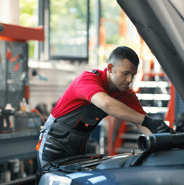 Mecânico a arranjar carro na oficina Myforce