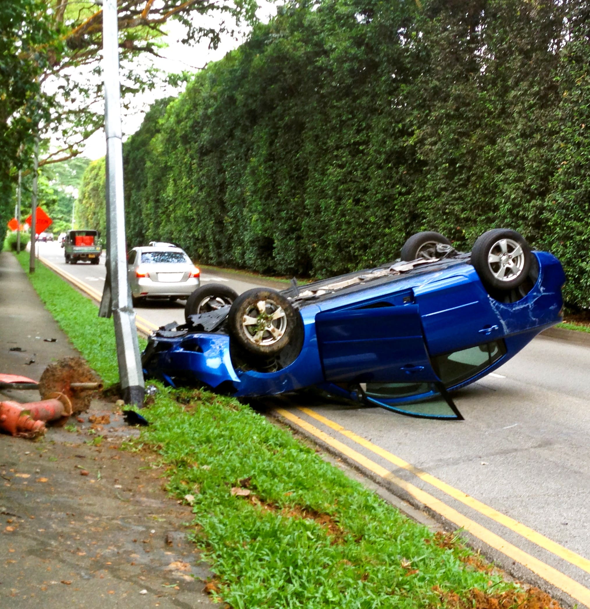 Carro capotado na estrada: a importância de saber o que fazer imediatamente após o acidente