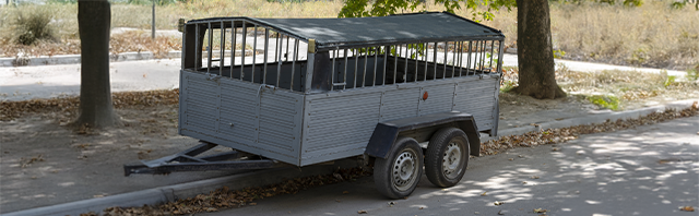 Reboque de dois eixos parqueado