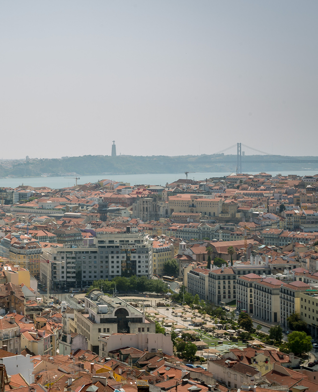 Vista aérea sobre a cidade de Lisboa, uma capital dedicada à mobilidade elétrica