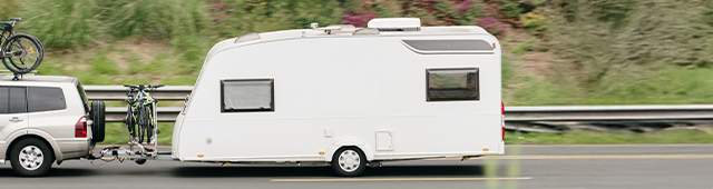 Reboque pesado de caravana (acima de 750kg) em movimento